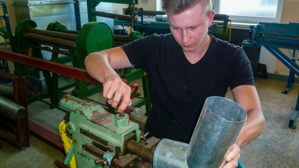Student opracovává kovovou součástku
