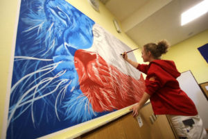 studentka z oboru malíř maluje zeď