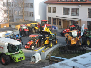 dvůr školy s moderními traktory